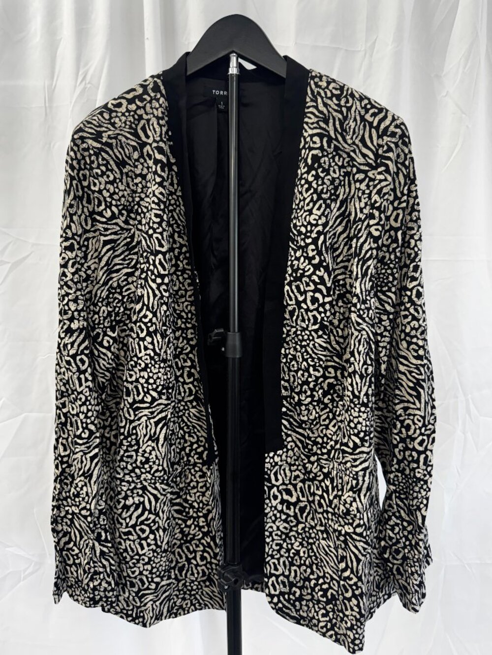 NWOT Torrid Animal Print Collarless Blazer Jacket Plus Size 1 (US 14/16) - Picture 3 of 15